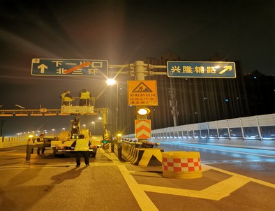 阿拉善郑州市北三环彩虹桥交通标志牌安装现场